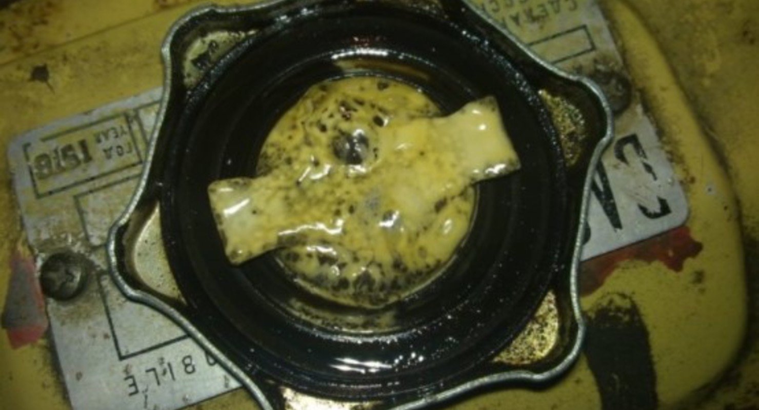 Белая слизь на крышке маслозаливной горловины автомобильного мотора – что это и как избавиться?