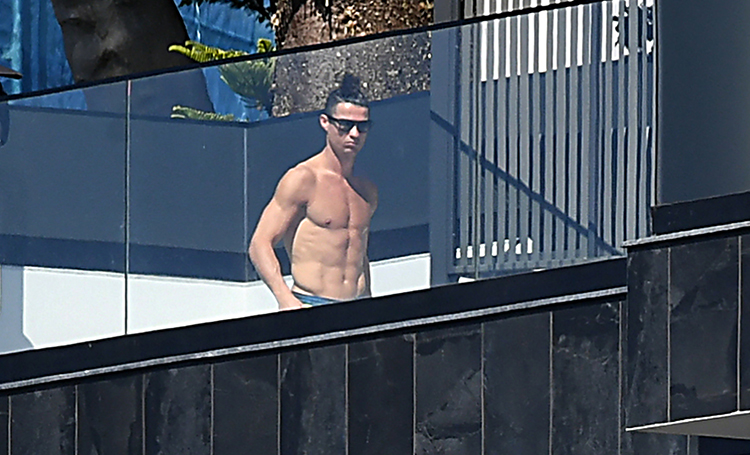 Как проводит время Криштиану Роналду на карантине: фото дня