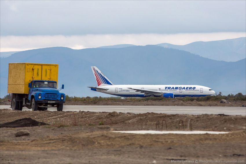 Обслуживание самолета на перроне Boeing 777, авиация, петропавловск-камчатский, елизово