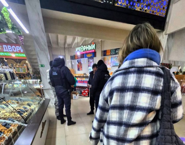 Скандал в пункте выдачи: женщина в хиджабе устроила дебош