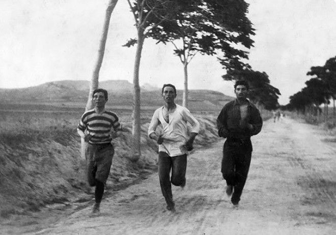 Три человека бегут в марафоне на первых современных Олимпийских играх 1896