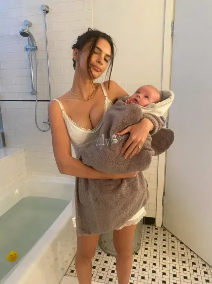 Эмили Ратаковски с сыном