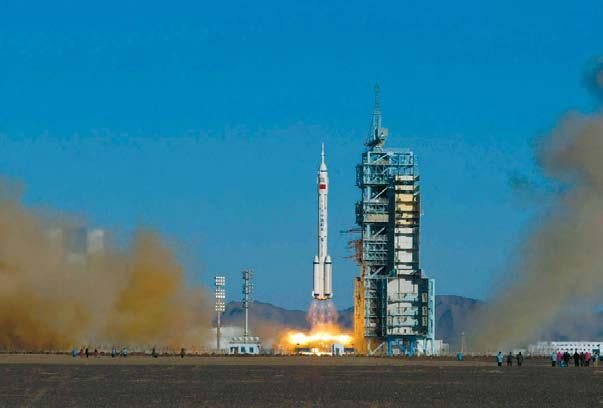 ​Пуск ракеты-носителя «Чанчжэн-2Ф» с космическим кораблём «Шэньчжоу-5»; 15 октября 2003 года. Фото ИТАР-ТАСС - «Божественный корабль» | Warspot.ru
