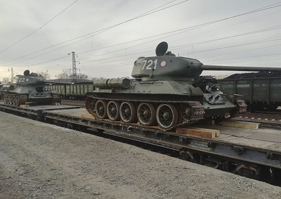 В преддверии парада Победы в подмосковном Алабино приняли эшелон с танками Т-34, которые проходили капитальный ремонт и реставрацию в Санкт-Петербурге