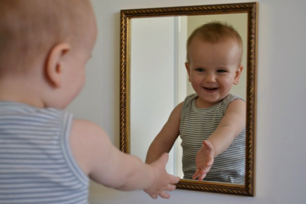 показывать ребенка в зеркало