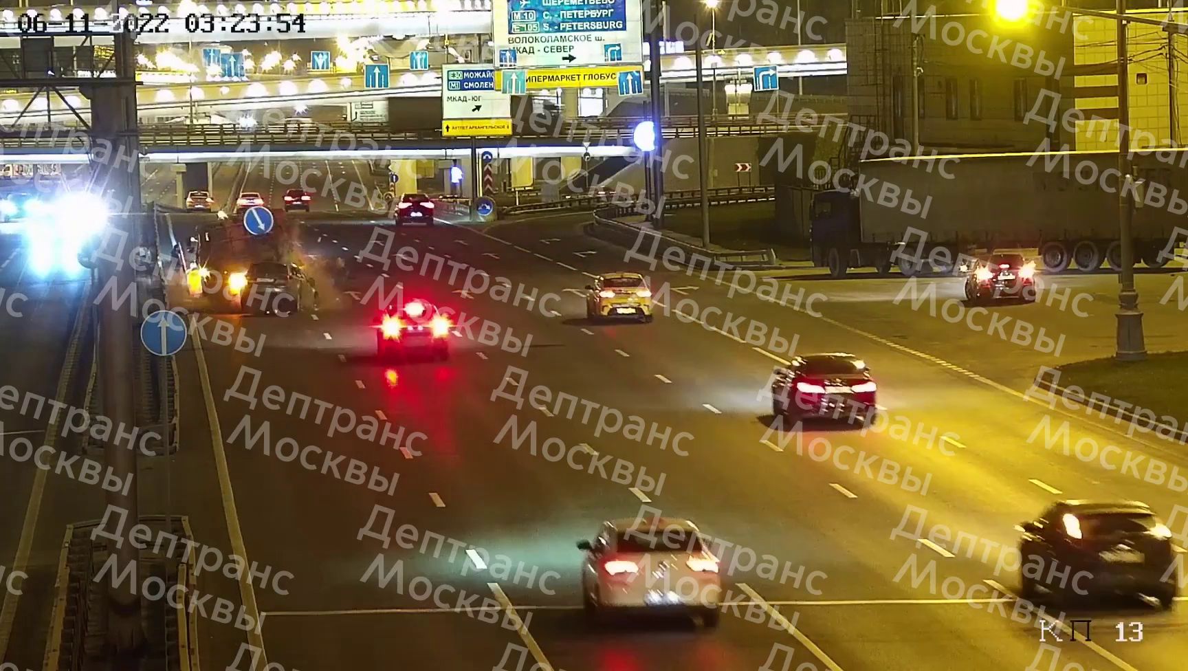 Иномарка въехала в автомобиль спецтехники на проспекте Маршала Жукова в Москве Происшествия