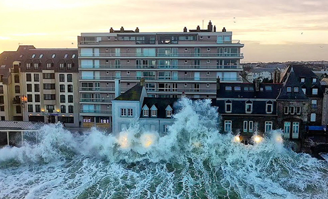 Сен-Мало: видео города, где волны поднимаются выше домов и море течет по улицам