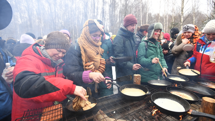 Под Омском женщина умерла во время конкурса поедания блинов