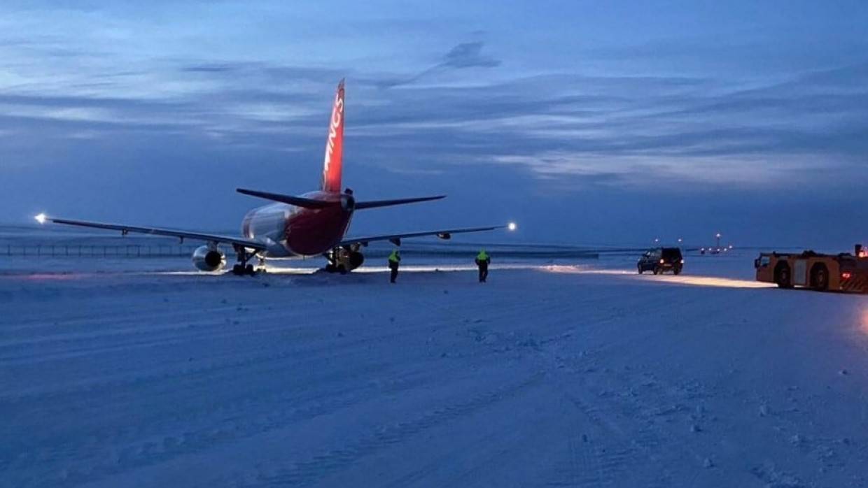 Сан франциско самолет. Норильск с самолета. ВПП Норильск. Снегоуборочный самолет. В Норильске самолет выкатился.