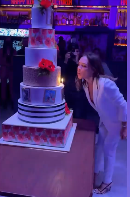 Поздравления от семьи и огромный торт: Виктория Бекхэм устроила вечеринку в честь дня рождения Новости
