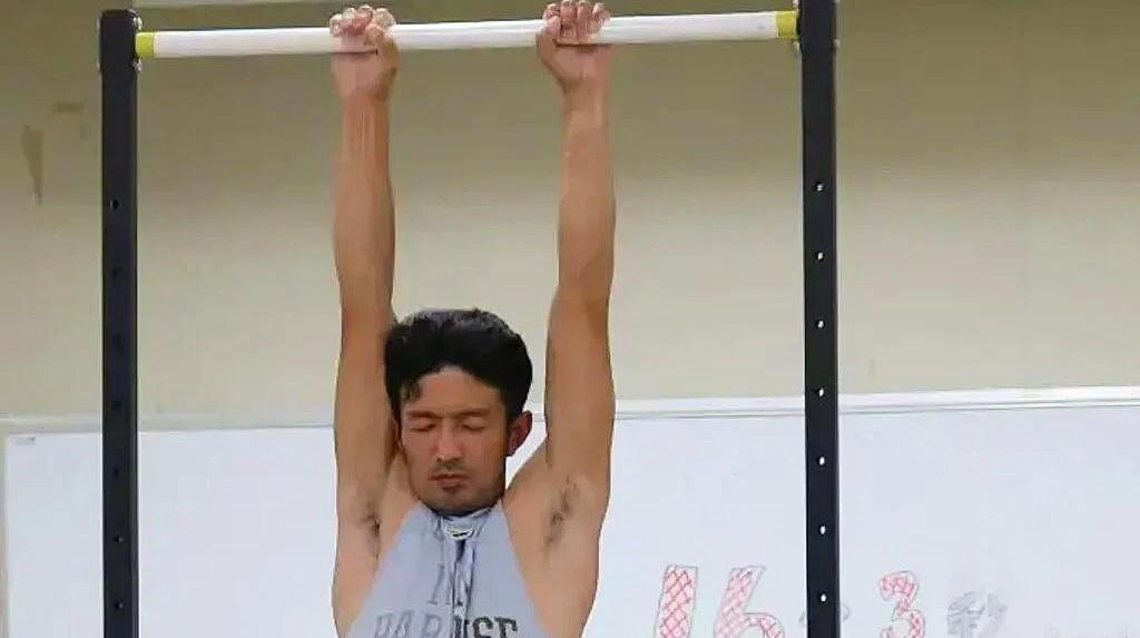 От 80 минут до 3 часов: феноменальные рекорды в висе на турнике