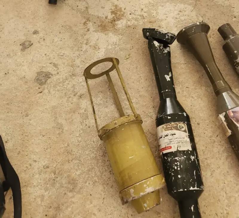 Бежит хамасовец с подарком израильскому танку оружие