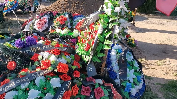 В Волгограде девушка-подросток и молодой парень устроили погром у могил участников СВО