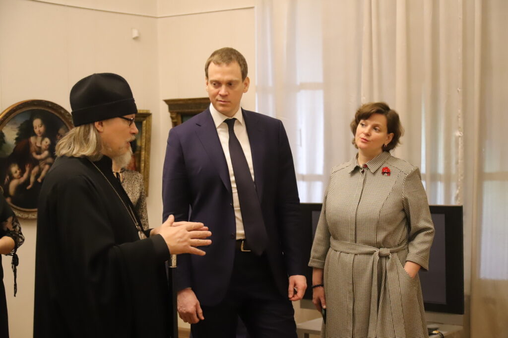 Губернатор Павел Малков посетил выставку «Царица Небесная»