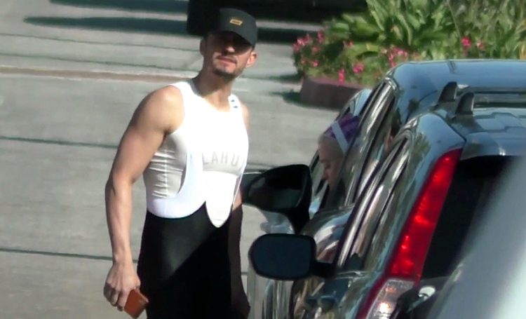 Орландо Блум в "восхитительных штанах" и беременная Кэти Перри на прогулке в Лос-Анджелесе