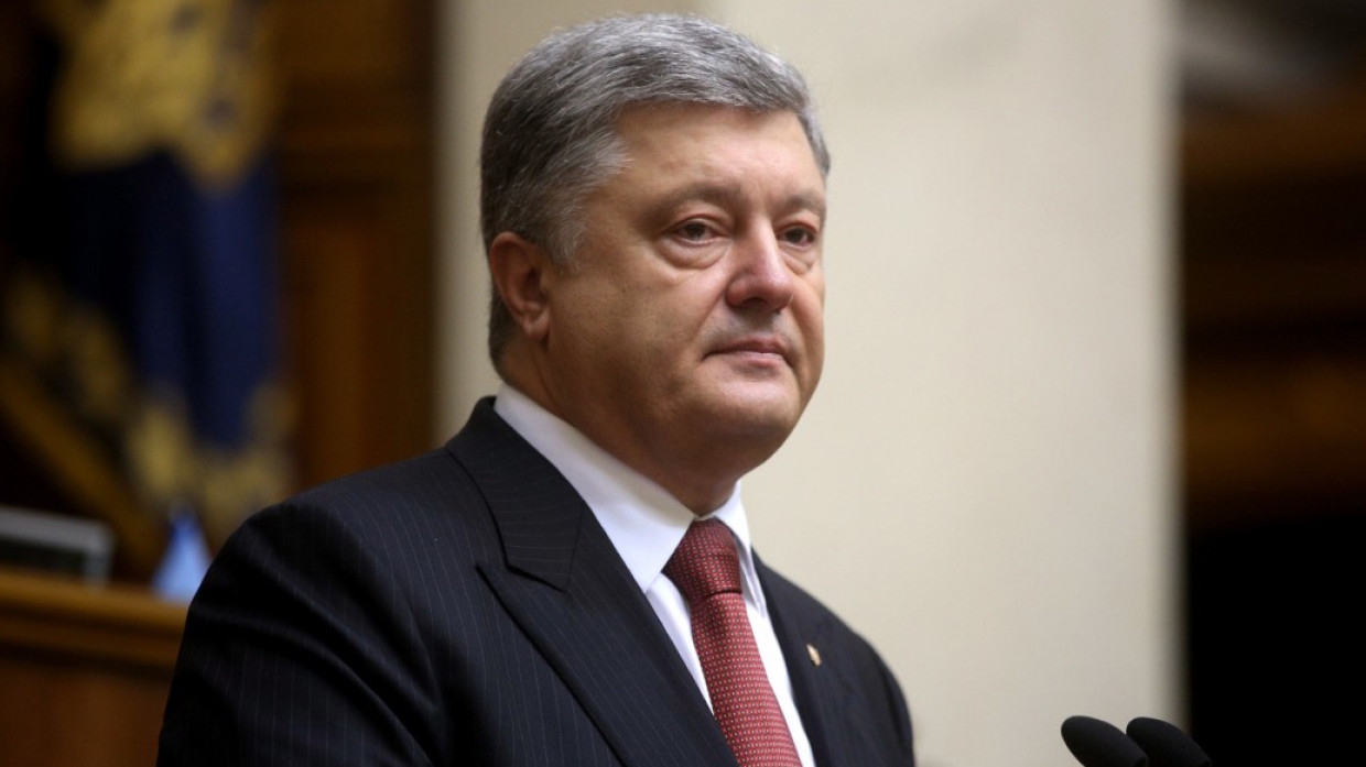 Киевские полицейские задержали мужчину, который облил зеленкой экс-президента Порошенко