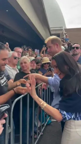 Меган Маркл опубликовала видео из поездки в Австралию, за которую их с принцем Гарри раскритиковали Меган, видео, МарклКадры, Гарри, также, Маркл, поездку, время, больницу, визита, детскую, попытке, Дианы, обвинили, детей, критикуют, тысяч, вызвали, выжившими, назвали