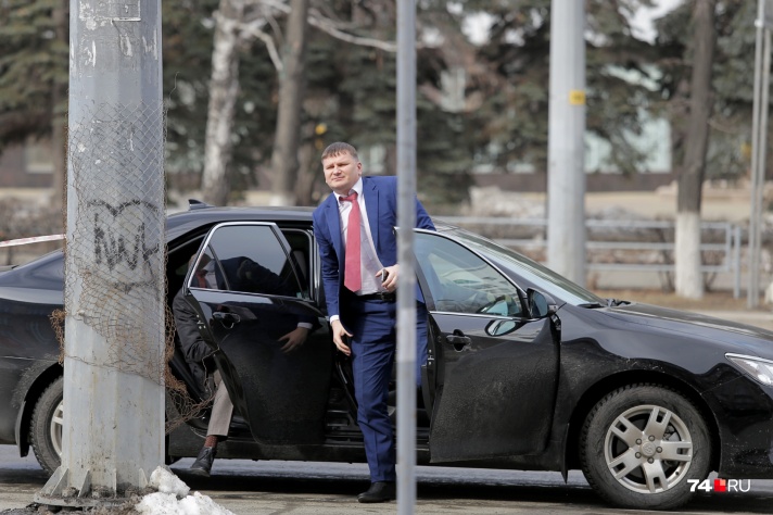 Бунт в правительственном гараже: водители чиновников Челябинской области пожаловались на зарплаты Бунт в правительственном гараже: водители чиновников Челябинской области пожаловались на зарплаты зарплаты,истории,новости,общество,Путин,россияне,Чиновники