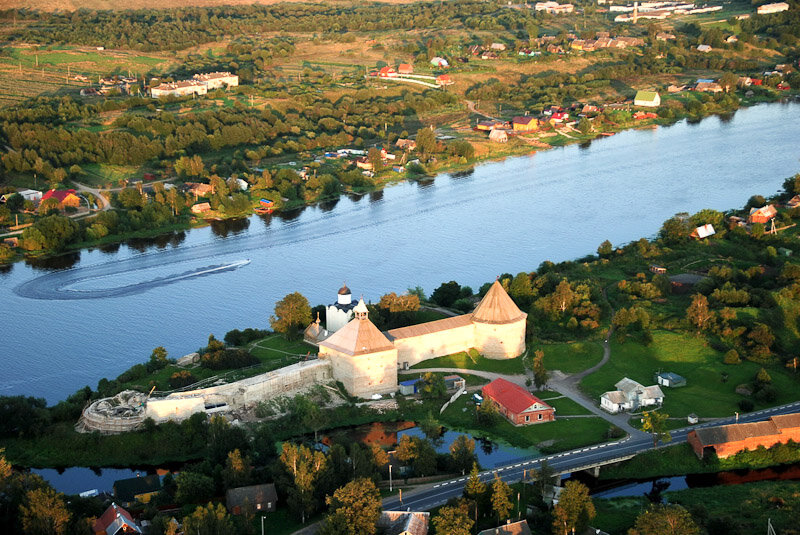 На переднем плане крепость Старой Ладоги. На противоположном береги реки Волхов находятся руины Словенска Великого. Фото взято из открытых источников.