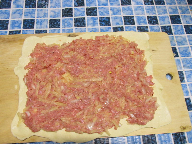 Сытный пирог с мясом и картофелем