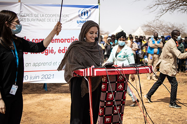 Анджелина Джоли посетила лагерь беженцев в Буркина-Фасо Новости
