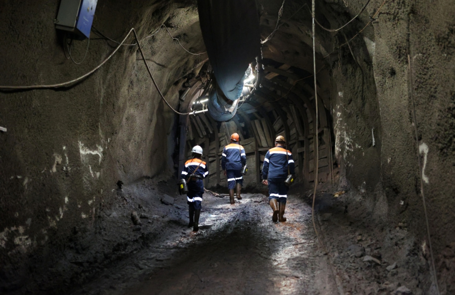 Шахтеры в шахте по добыче железной руды