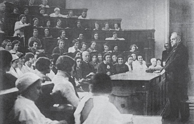 Н.А. Семашко читает лекцию студентам 1-го ММИ. 1937 г
