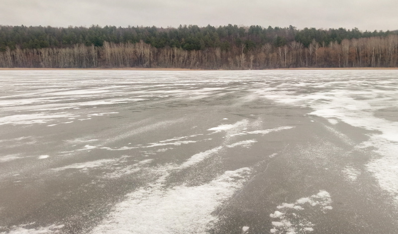 Вмерзшее в лед тело человека нашли в районе Карелии