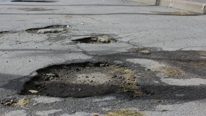 Иномарка провалилась в вырытую коммунальщиками яму в Барнауле