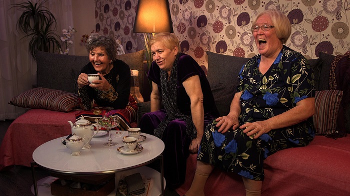 Тетки часто собираются за чаем и смотрят телевизор. / Фото: riabir.ru