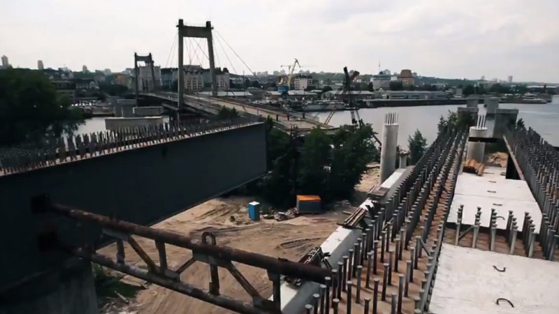 Кличко показал, как в Киеве возводят «самый большой мост в Европе»