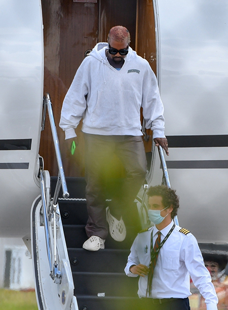 Ким Кардашьян и Канье Уэст вернулись из отпуска в Доминикане, где пытались спасти брак: фото с детьми из аэропорта Звезды,Звездные пары