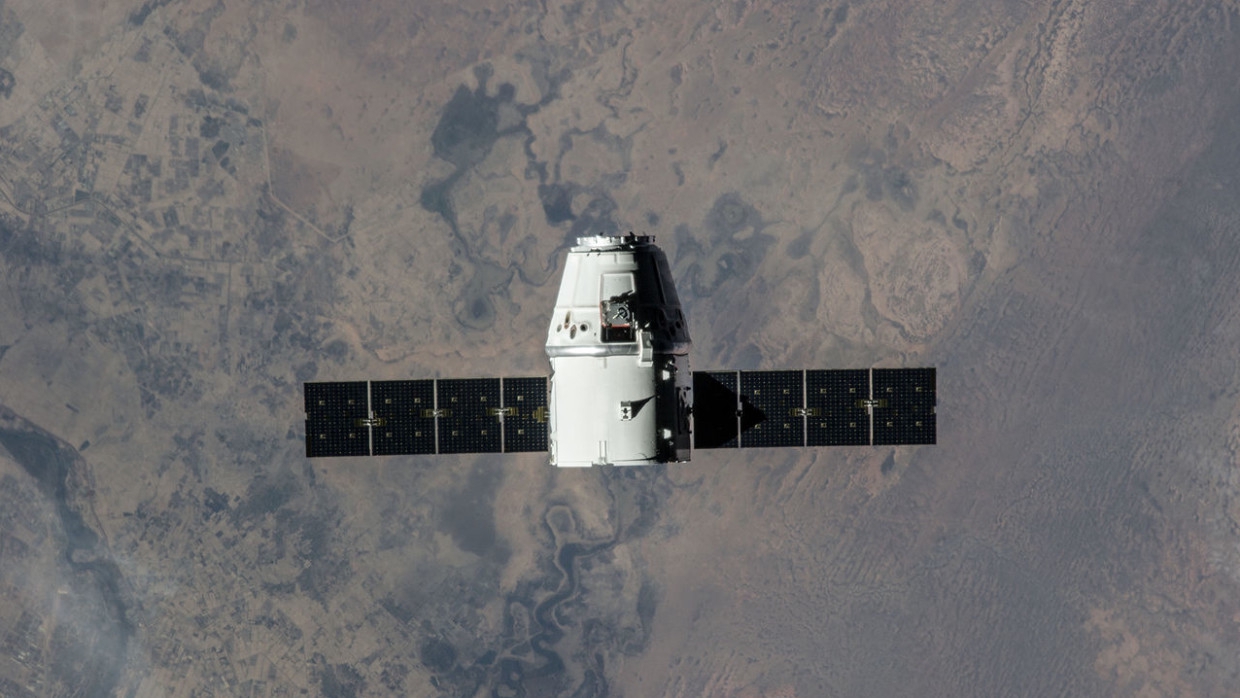 Грузовой корабль Dragon приземлился в водах Атлантики