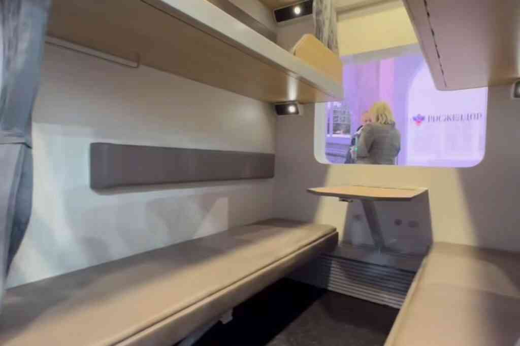 РЖД показали новый плацкарт с длинными полками