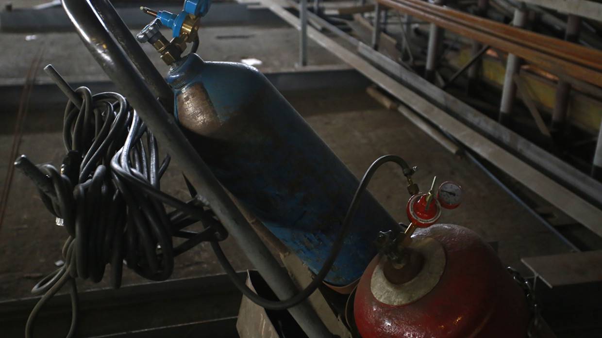 Большегруз с газовыми баллонами опрокинулся во Владивостоке