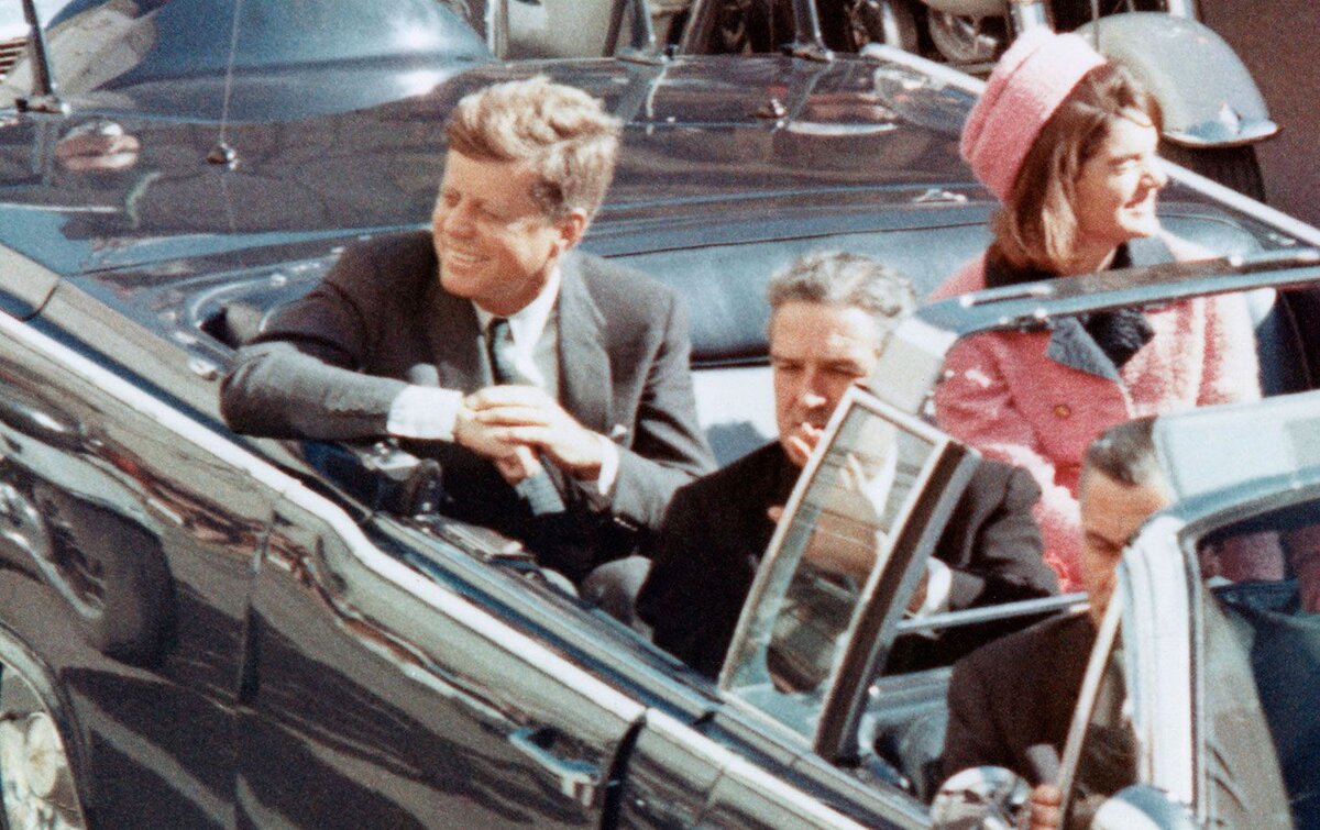 22 ноября 1963 года мир потрясла страшная новость: в Далласе, штат Техас, застрелен Джон Кеннеди - 35-й президент США, сверхдержавы двуполярного мира.-2