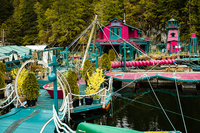 Семья из Канады построила себе остров Семья из Канады построила себе остров