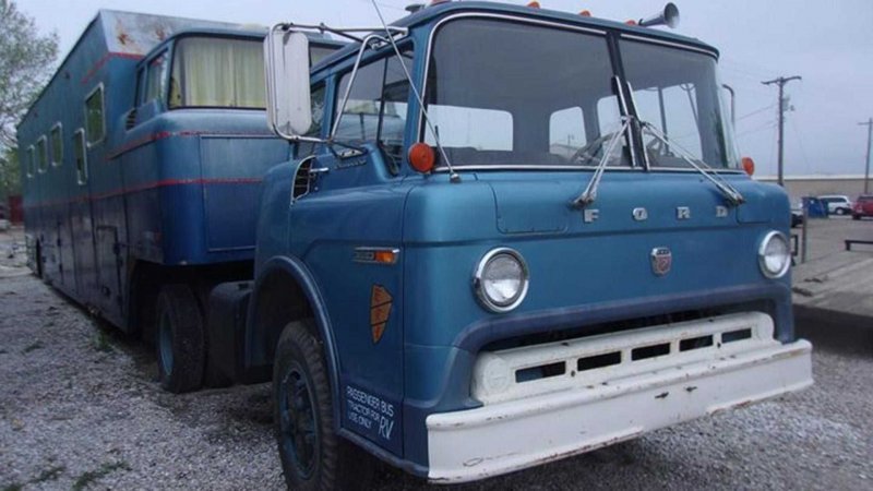 Роскошный "дом на колесах" 1970 года выпуска Роскошный "дом на колесах" 1970 года выпуска