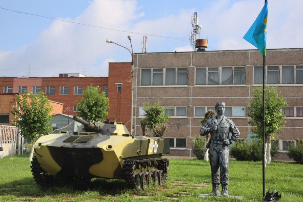 Памятник солдату рядом с танком на газоне