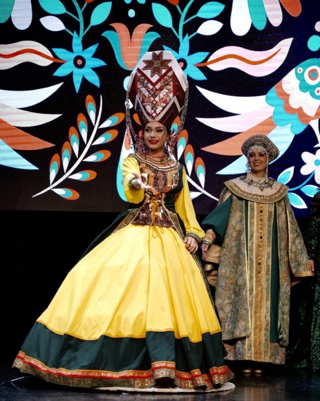  Лорена Бжания