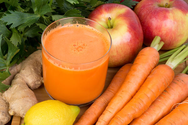 Если добавить к морковному соку сок из яблока или тыквы, вы получите замечательные по вкусу и полезности продукты