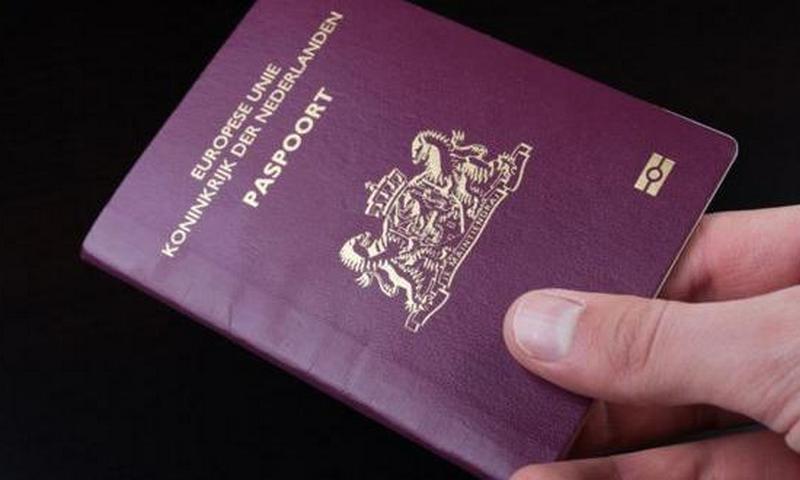 57-летний голландец получил первый гендерно- нейтральный паспорт 