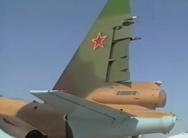 Хвостовая часть Су-25Т. Под поворотной частью киля можно увидеть станцию помех "Сухогруз". 