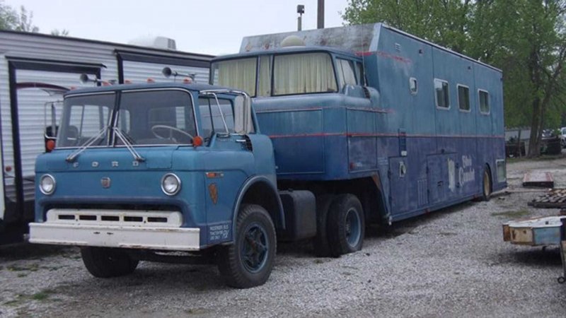 Роскошный "дом на колесах" 1970 года выпуска Роскошный "дом на колесах" 1970 года выпуска