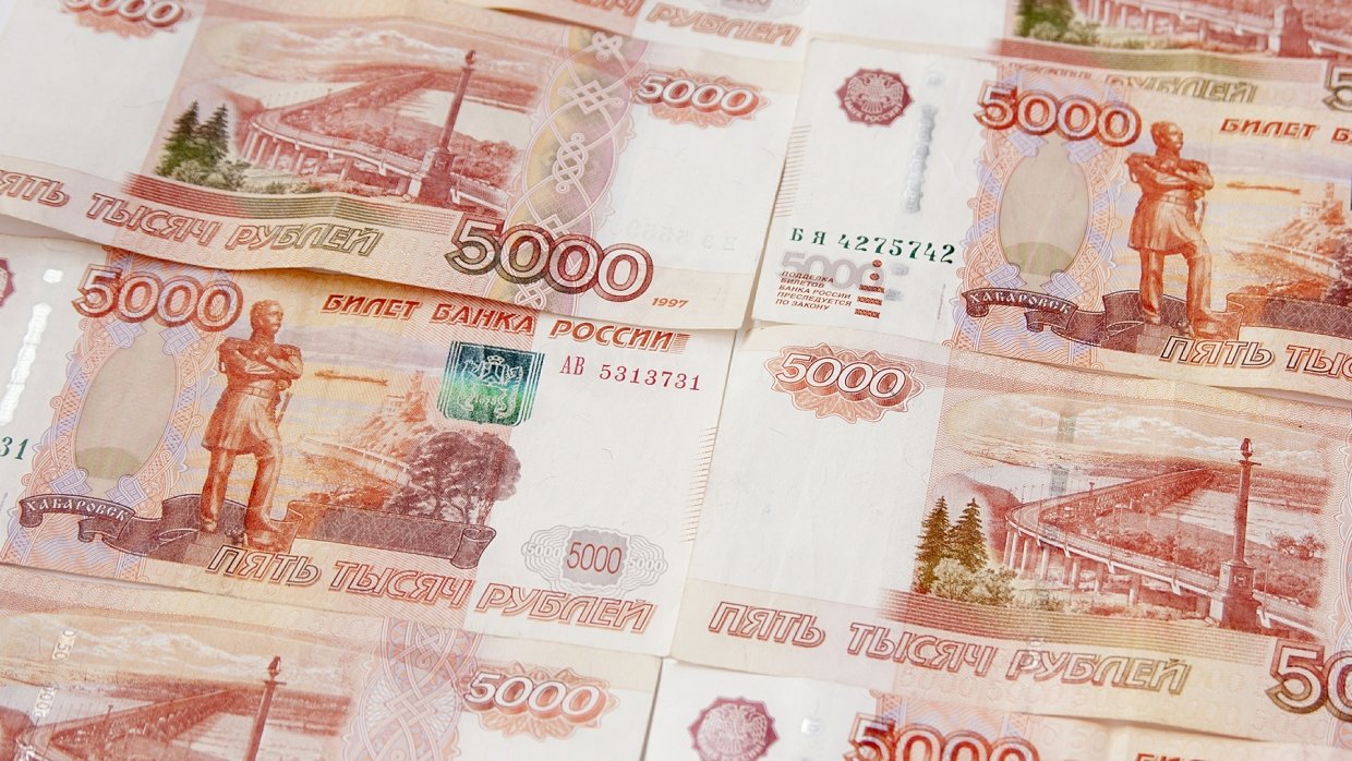 Просит суд взыскать с кредитной организации 99 тысяч 999 рублей 99 копеек