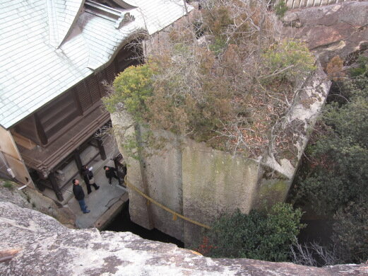 Загадочный мегалит Иши-но-Ходен, Япония. Для какой же конструкции могла понадобиться такая деталь?