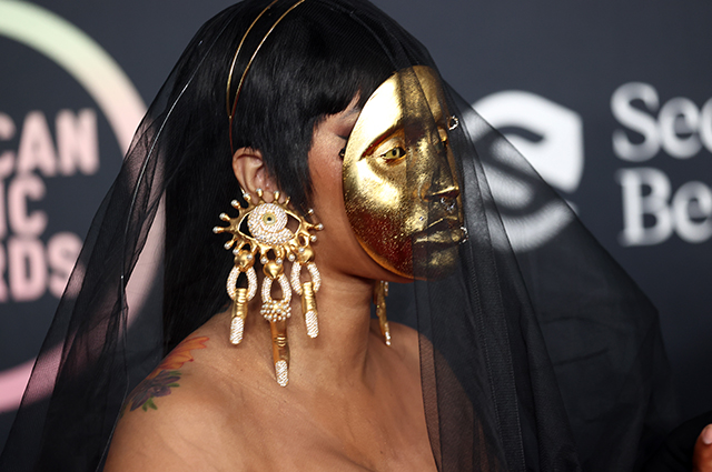 Dress Code. В Лос-Анджелесе прошла премия American Music Awards. Среди гостей — Дженнифер Лопес, Måneskin, Билли Портер Красная дорожка