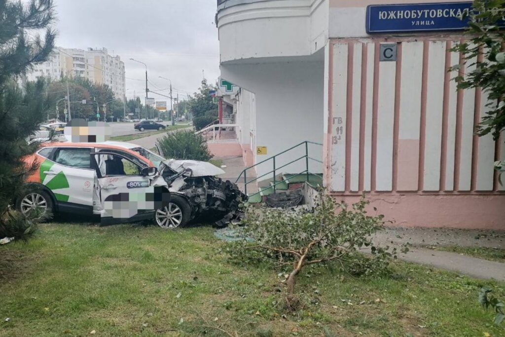 Школьники попали в ДТП на каршеринге в Москве, один погиб