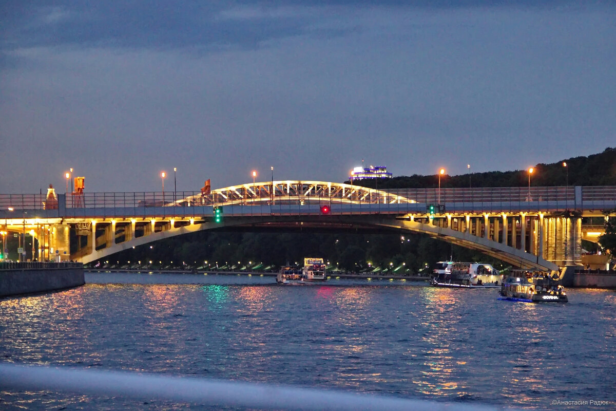 Пушкинский андреевский мост. Мосты Москвы. Реки Москвы. Мост Москва река. Мост вечером.