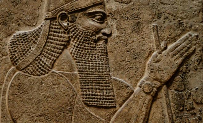 На фреске с изображением ассирийского царя нашли наручные часы из 20 века